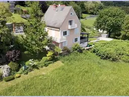 Geräumiges Wohnhaus mit einer tollen Aussicht. Ruhige grüne Lage, 6 Zimmer, Keller, Terrasse, Garten