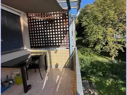 Zentrale ruhige Wohnung mit 76m2. 2 Schlafzimmer, Balkon, Wohnzimmer, Küche, Keller, Parkplatz.