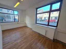 Straßenseitiges Kleinbüro mit Auslagemöglichkeit