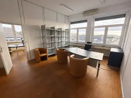 Zweiräumiges helles Kleinbüro