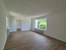 NEU SANIERTE WOHNUNG MIT BALKON UND EINBAUKÜCHE