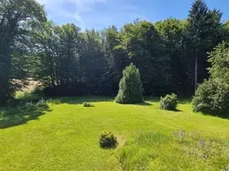 EBENER, SONNIG GELEGENER BAUGRUND AN GRÜNLANDGRENZE