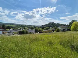 TRAUMGRÜNDE MIT UNVERBAUBAREM BURGBLICK IN ZENTRUMSNÄHE