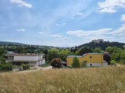 TRAUMGRUND MIT UNVERBAUBAREM BURGBLICK IN ZENTRUMSNÄHE