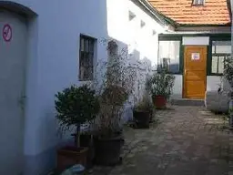 BAUGRUND MITTEN IM ZENTRUM VON STREBERSDORF mit Altbestand