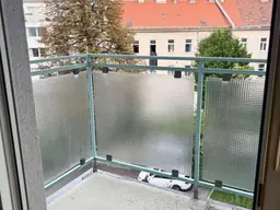 AM SPITZ IN 5 MINUTEN/ ZENTRUM FLORIDSDORF/ BALKONHIT
