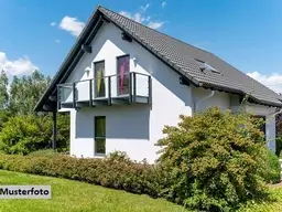 Freistehendes achteckiges Einfamilienhaus mit Carport