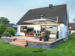 Freistehendes achteckiges Einfamilienhaus mit Carport