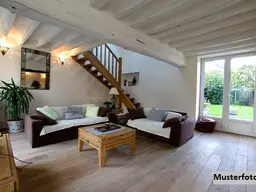 Villenartiges Einfamilienhaus mit Garage und Garten