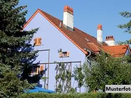 2-Familienhaus mit Garagengebäude