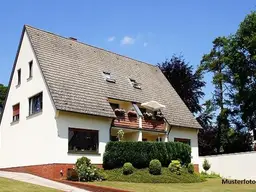2-Familienhaus mit Garagengebäude