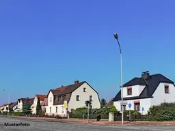 2-Familienhaus mit Garagengebäude