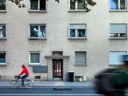 2-Familienhaus mit Garagengebäude und Halle