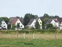 Einfamilienhaus mit Garage und Pool