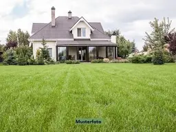 Freistehendes Einfamilienhaus mit Terrasse und Pool