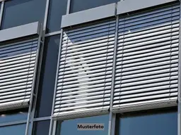 Bürogebäude mit Balkon, Garagen und Carport