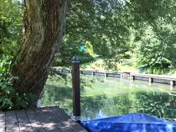 Toller Baugrund mit Bootsanlegestelle und Ferienhäuschen am Ausgang des Ossiachersees