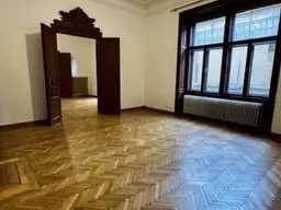 großzügiges, repräsentatives Altbaubüro in attraktivem Gründerzeithaus mit kleiner hofseitiger Terrasse nächst Wiedner Hauptstraße!