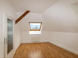 Wunderschöne, teilsanierte Dachgeschoßwohnung 