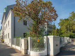 Luxuriöse Stadtvilla mit Garten und Garagen in zentraler Grünlage