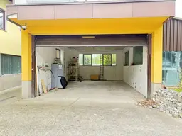 Hohe Garage mit elektrischem Einfahrtstor !
