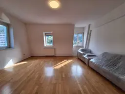 Helle 2-Zimmer-Wohnung mit Einbauküche, Lift und Parkplatz in zentrumsnaher Grünlage