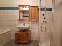 Helle 2-Zimmer-Wohnung mit Einbauküche, Lift und Parkplatz in zentrumsnaher Grünlage