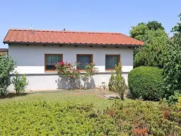 Kleines Einfamilienhaus mit Garage und großem Grund