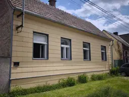 Bewohnbares Einfamilienhaus mit großem Grundstück in Sollenau!