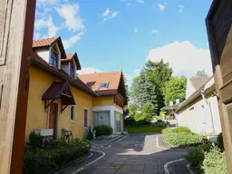 GROSSZÜGIGES WOHNHAUS IM STIL EINES DREISEITHOFES MIT NEBENGEBÄUDE, INNENHOF UND SANIERUNGSBEDÜRFTIGEM POOL - WALDVIERTEL