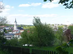 WOHNHAUS MIT GROSSEM GARTEN IN ZENTRALER STADTLAGE - AUSBLICK AUF DIE STADT