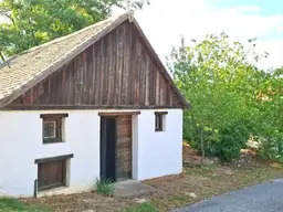 Zwei Weinkeller inklusive eines Wiesengrundstückes!