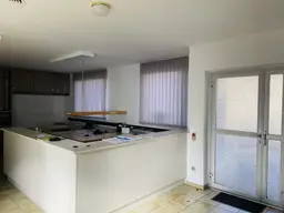 Vielseitiges Straßenlokal in Top-Lage – Ihr neuer Standort in der Leesdorfer Hauptstraße