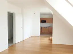 Sonnige 3-Zimmer Dachgeschoßwohnung mit Terrasse in U-Bahn-Nähe (U3)