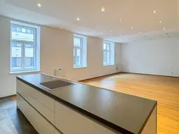 Zentrale Lage: Top-sanierte ca. 115 m2 Altbauwohnung 2-3 Räume mit Balkon und Sauna in der Hauptstraße