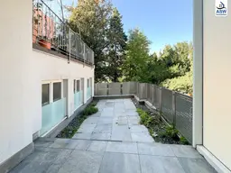 Zentrale Lage: Modern-sanierte ca. 77 m2 Altbauwohnung 2-Räume mit Terrasse in der Hauptstraße
