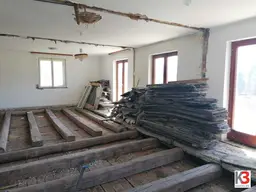 K3 - Entkerntes Haus mit Umbaugenehmigung und Garten