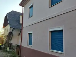 K3 - GROSSES WOHNHAUS UND NEBENGEBÄUDE. Historischer Altbau. Grund 2,4 ha. Alleinlage. Renovierungsbedarf.