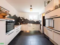 Neuwertige Gartenwohnung mit Terrasse und 2 Garagenplätze