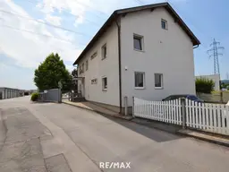 Miethaus mit Parkplätzen im Gewerbegebiet Wiener Neudorf