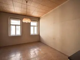 Sanierungsbedürftige 2-Zimmer-Altbau mit Potenzial