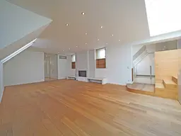 außergewöhnliche 3-Zimmer-DG-Maisonette in historischem Innenstadt-Palais | extraordinary 3-room-rooftop-duplex in historic downtown mansion