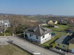 Großzügiges Einfamilienhaus mit Garten, Loggia und Sanierungspotenzial