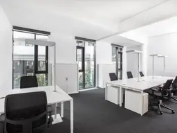 Beziehen Sie einsatzbereite Großraumbüros für 10 Personen in Regus Messecarree 