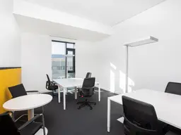 Privater Büroraum für 3 Personen in Regus Messecarree