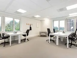 Beziehen Sie einsatzbereite Großraumbüros für 15 Personen in Regus Promenade 