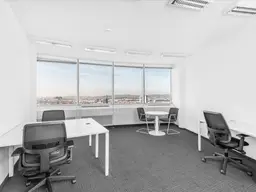 All-inclusive-Zugang zu professionellen Büroräumen für 5 Personen in Regus Millennium Tower 