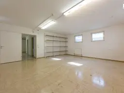 Vielseitig nutzbare Lagerfläche mit Garage, Kantinenbereich und überdachten Vorplatz zu verkaufen