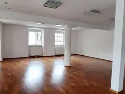 Schönes Geschäftslokal in Top-Lage, Zentrum Saalfelden, 2 Etagen (EG + OG), in Summe 113m², vielfältige Nutzungsmöglichkeiten