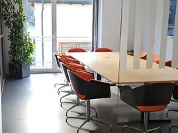 Landeck: Büro- und Gewerbefläche für Dienstleistungsbetriebe oder Arzt-/Therapieeinrichtungen zu vermieten (460 m²) und 15 Parkplätzen